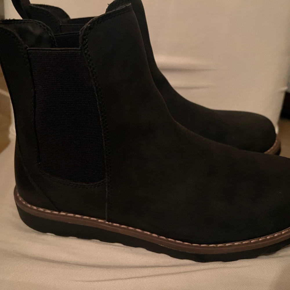 Men’s/Boys Black Ankle Boots by Old Navy size 8